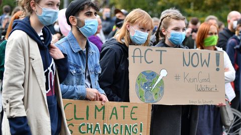 "Act Now!": Junge Leute protestieren in Erfurt fürs Klima