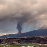 Der Vulkanausbruch vom Meer vor Los Llanos de Aridane aus betrachtet