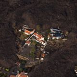 Nichts kann die Lavamassen aufhalten, doch manche Gebäude wie diese werden wie durch ein Wunder verschont