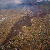 Dunkle Lavamassen fließen von der Cumbre Vieja herab und fressen sich durch die Landschaft