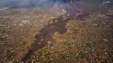 Dunkle Lavamassen fließen von der Cumbre Vieja herab und fressen sich durch die Landschaft