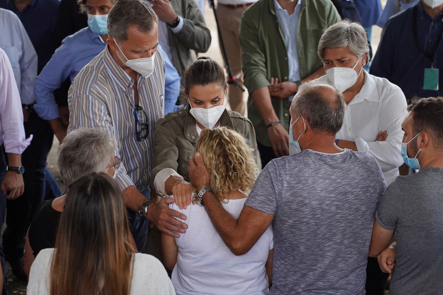 Felipe VI. (l.), König von Spanien, und seine Frau Letizia (M.) sprechen mit Opfern des Vulkanausbruchs