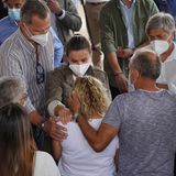 Felipe VI. (l.), König von Spanien, und seine Frau Letizia (M.) sprechen mit Opfern des Vulkanausbruchs