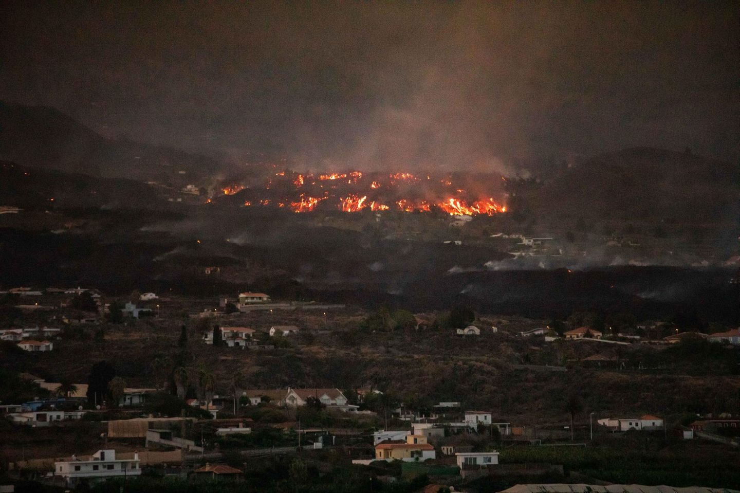 Wie ein glühendes Monster rollt die Lava auf das Dorf El Paso zu