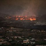 Wie ein glühendes Monster rollt die Lava auf das Dorf El Paso zu