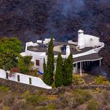 Die Besitzer dieses Anwesens haben weniger Glück. Ihr Haus wird von den meterhohen Lavamassen einfach verschlungen