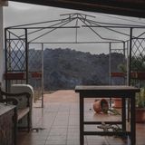 Lava nähert sich einem Haus in Todoque