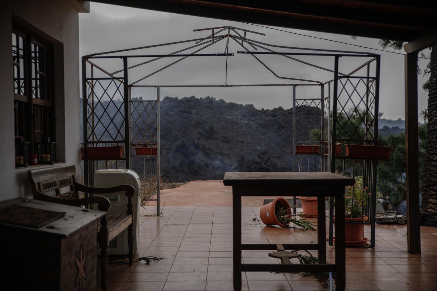 Lava nähert sich einem Haus in Todoque