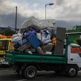 So viele Habseligkeiten wie möglich bringt ein Anwohner von Todoque mit einem Kleinlaster in Sicherheit.