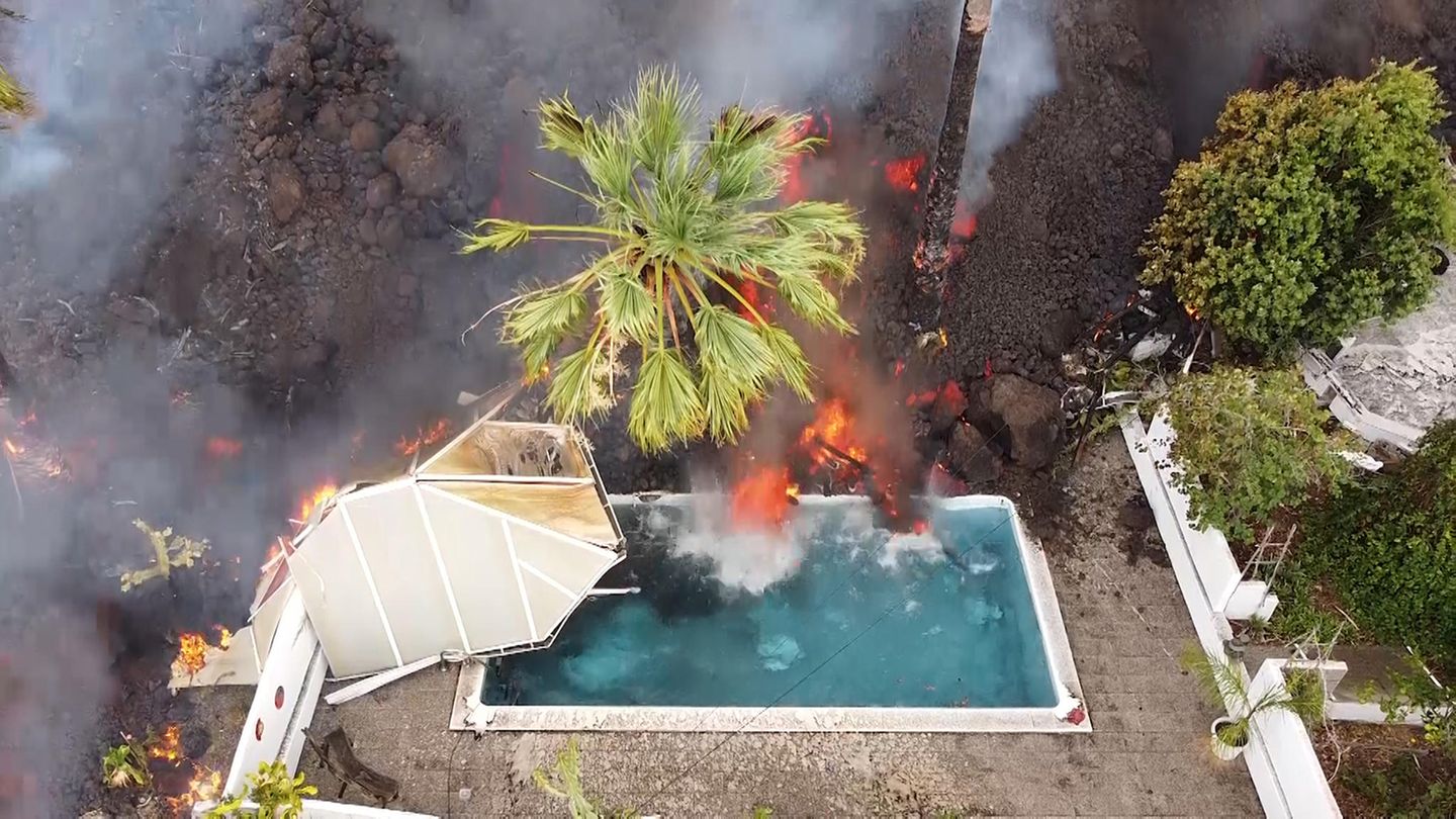 Wo sich vor Kurzem noch Menschen in der Spätsommerhitze abkühlten, ergießt sich jetzt glühendes Gestein ins Wasser.