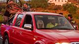 Eine Frau und ein Mann warten in der Region Tacande, bis ihr Auto voll beladen ist, bevor sie vor der nahenden Lava fliehen