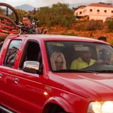 Eine Frau und ein Mann warten in der Region Tacande, bis ihr Auto voll beladen ist, bevor sie vor der nahenden Lava fliehen