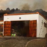 Eine Garage wird wie bereits der Rest des Hauses von meterhohen Lavamassen überrollt. Im Vordergrund rennt ein Hase.