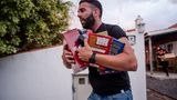 In aller Eile rettet dieser Mann noch schnell Kinderspielzeug und Bücher aus seinem Haus