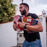 In aller Eile rettet dieser Mann noch schnell Kinderspielzeug und Bücher aus seinem Haus