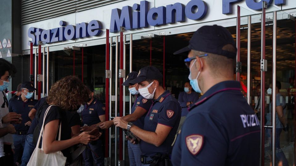 Die italienische Polizei kontrolliert den "Green Pass" am Bahnhof in Mailand