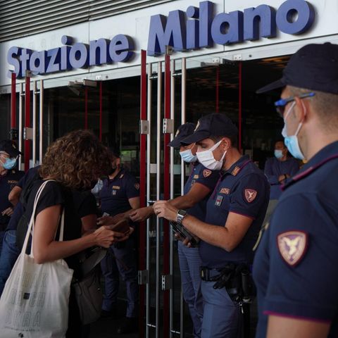 Die italienische Polizei kontrolliert den "Green Pass" am Bahnhof in Mailand