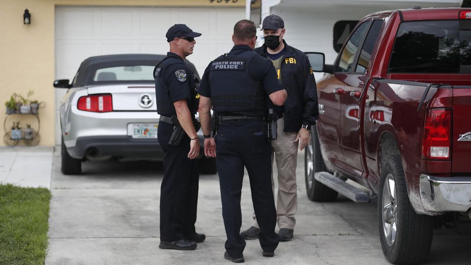 FBI-Beamte und Polizisten durchsuchen das Haus von Brian Laundrie
