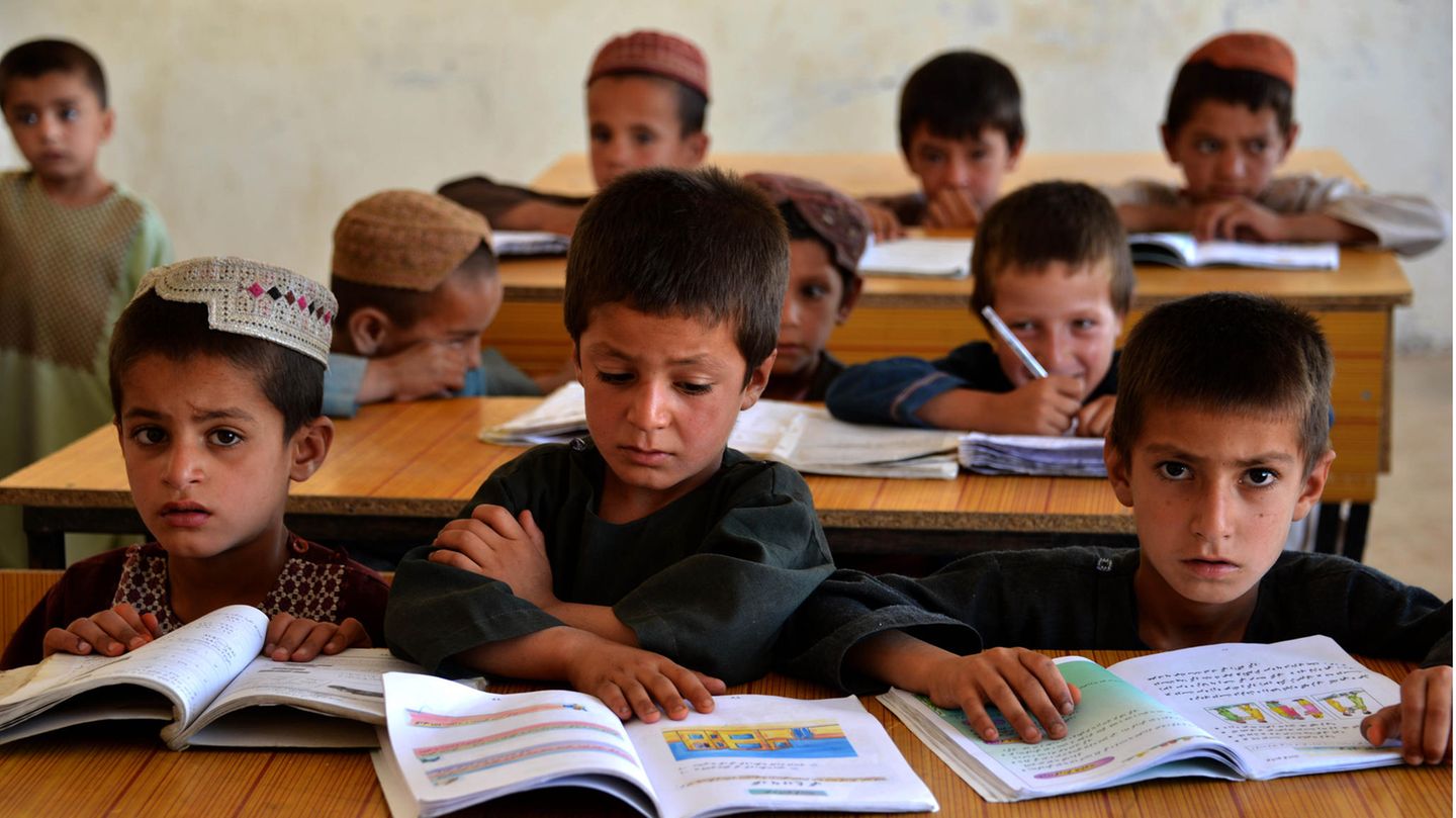Nach Machtübernahme: Afghanische Schuljungen streiken – weil die Taliban den Mädchen die Rückkehr zur Schule verbieten wollen