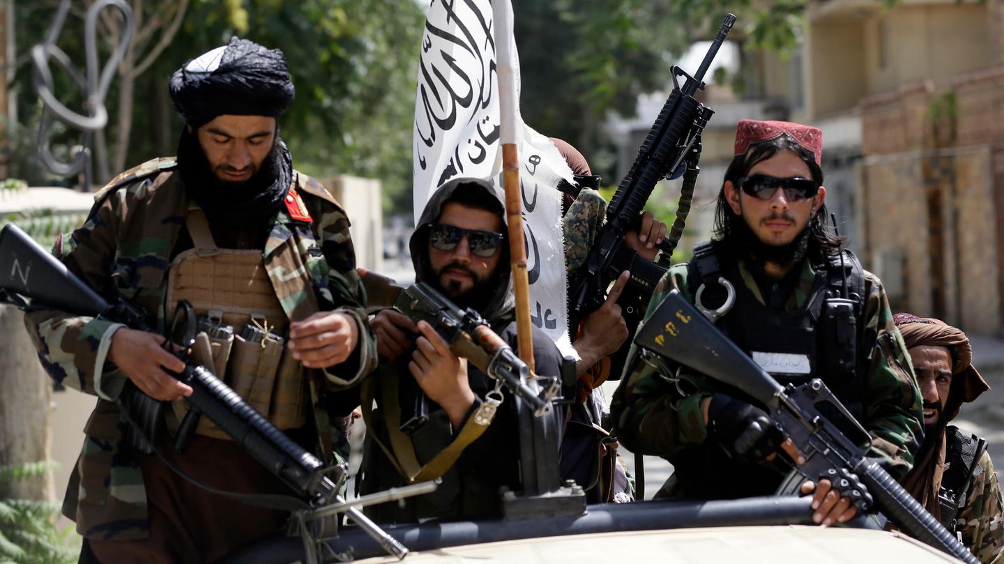 Schwer bewaffnete Taliban-Kämpfer patrouillieren durch Kabul