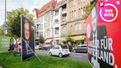 Wahlplakate an einer Straße von Annalena Baerbock, Armin Laschet und Olaf Scholz
