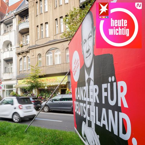 Wahlplakate an einer Straße von Annalena Baerbock, Armin Laschet und Olaf Scholz