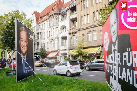 Wahlplakate an einer Straße von Annalena Baerbock, Armin Laschet und Olaf Scholz