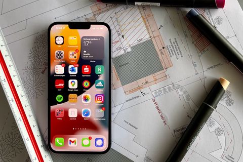 Das neue iPhone 13 Pro Max liegt auf dem Tisch