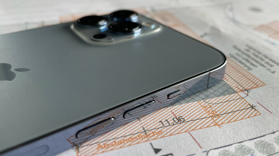 Das Design mit dem schicken Edelstahlrahmen hat das iPhone 13 Pro Max vom Vorgänger geerbt 
