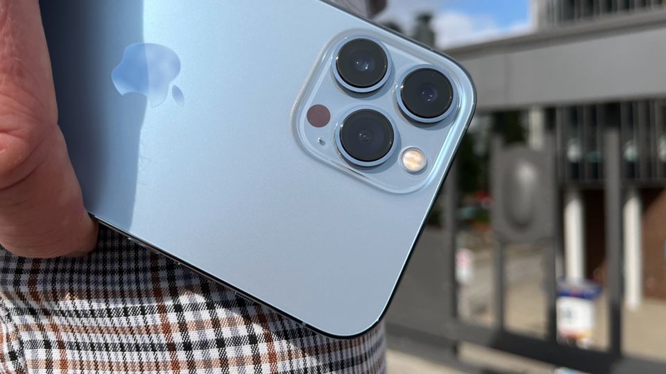 Das neue Kamera-System mit überarbeiteter Weitwinkel-, Ultraweitwinkel- und Telelinse ist ganz klar der Star des iPhone 13 Pro Max