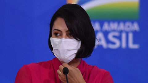 Brasiliens First Lady, Michelle Bolsonaro, steht nach einer Corona-Impfung in den USA in ihrer Heimat in der Kritik.