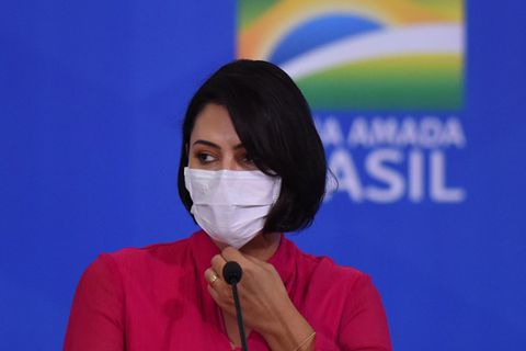 Brasiliens First Lady, Michelle Bolsonaro, steht nach einer Corona-Impfung in den USA in ihrer Heimat in der Kritik.