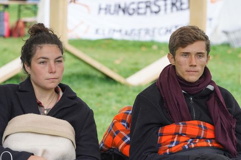 Lea und Henning, beiden verbliebenen Teilnehmer des "Hungerstreiks der letzten Generation",  geben auf einer Pressekonferenz bekannt, dass sie ab sofort in einen trockenen Hungerstreik treten