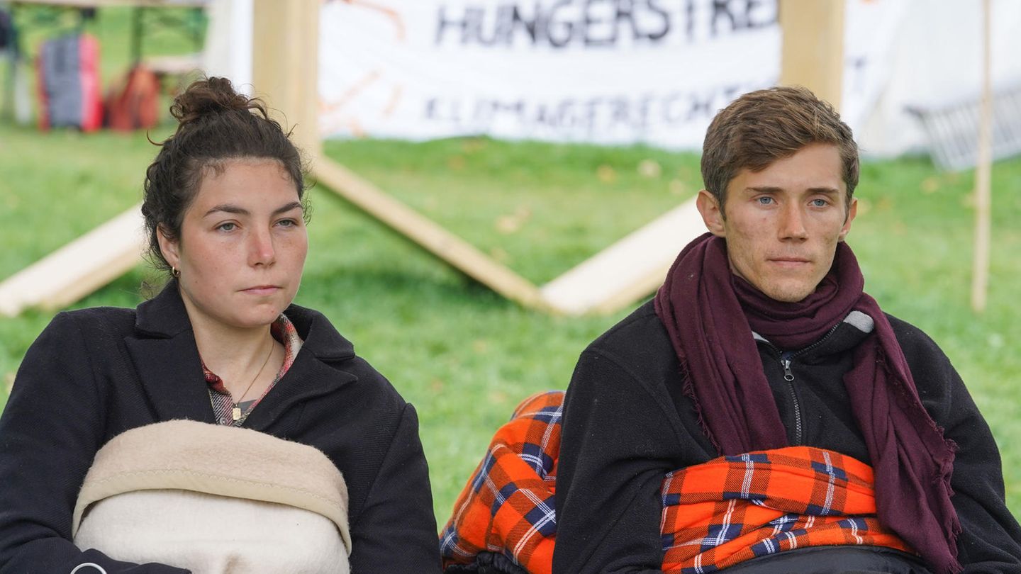 Lea und Henning, beiden verbliebenen Teilnehmer des "Hungerstreiks der letzten Generation",  geben auf einer Pressekonferenz bekannt, dass sie ab sofort in einen trockenen Hungerstreik treten