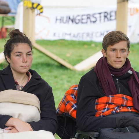 Lea und Henning, beiden verbliebenen Teilnehmer des "Hungerstreiks der letzten Generation",  geben auf einer Pressekonferenz bekannt, dass sie ab sofort in einen trockenen Hungerstreik treten