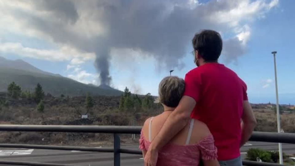 Vulkanausbruch auf La Palma: Explosionen und Lavaströme treiben Urlauber zur Abreise Vulkanausbruch auf La Palma: Explosionen und Lavaströme treiben Urlauber zur Abreise