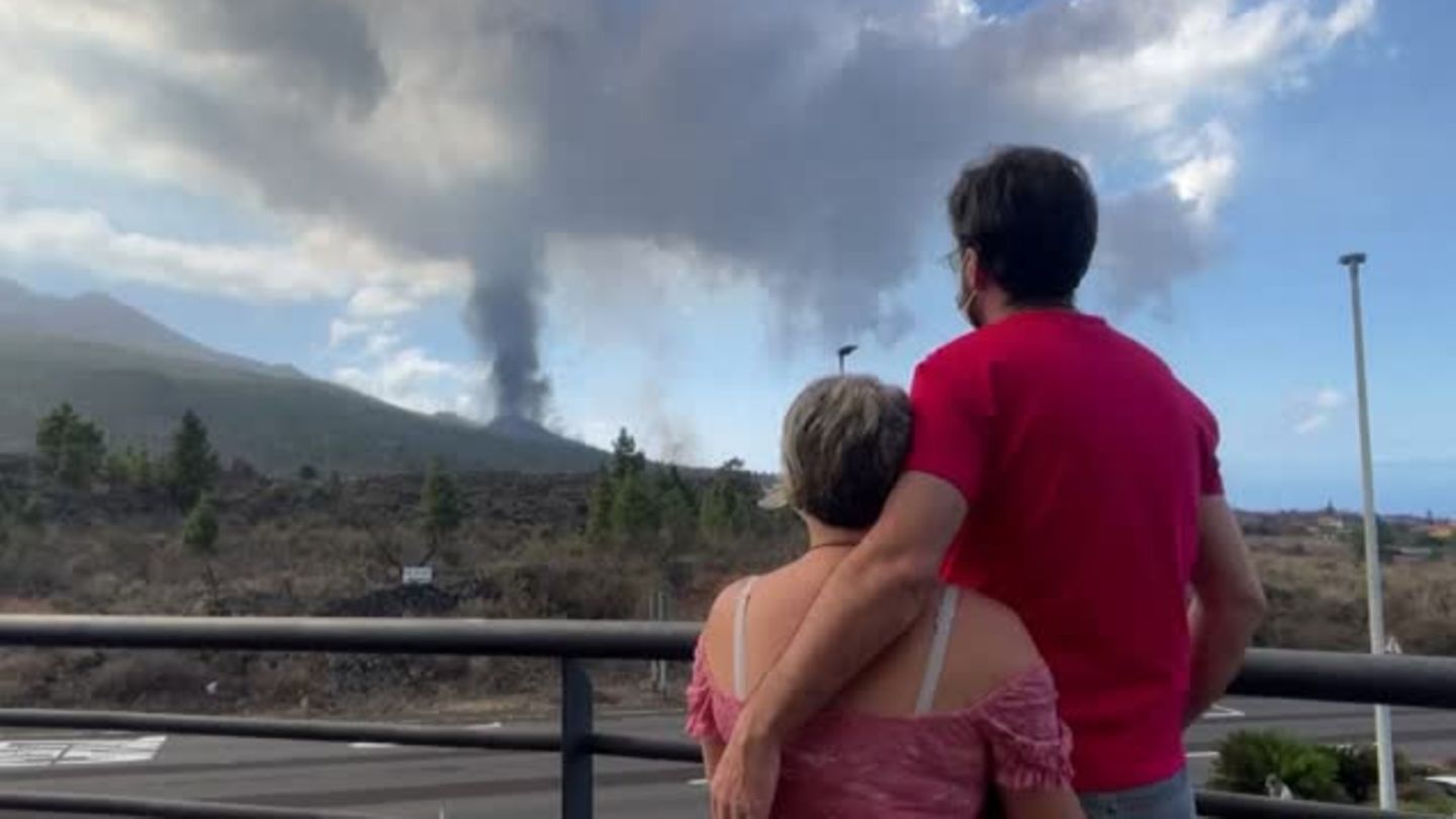 Video: Explosions and lava flows during volcanic eruption on La Palma