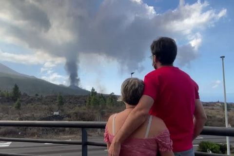 Vulkanausbruch auf La Palma: Explosionen und Lavaströme treiben Urlauber zur Abreise