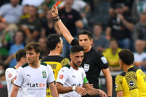 Schiedsrichter Deniz Aytekin zeigt Mahmoud Dahoud die Gelb-Rote Karte