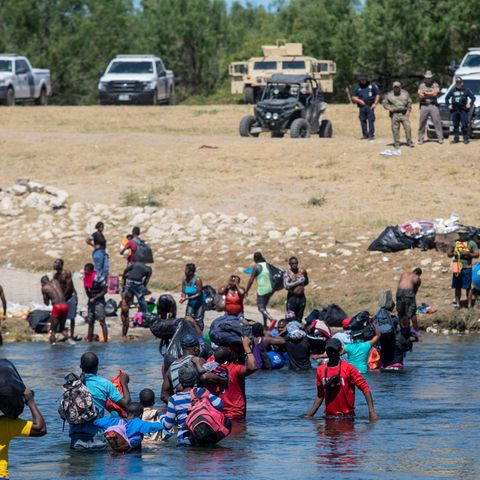 Migranten, die meisten aus Haiti, überqueren den Rio Grande von Ciudad Acuña, Mexiko, in Richtung Del Rio, Texas