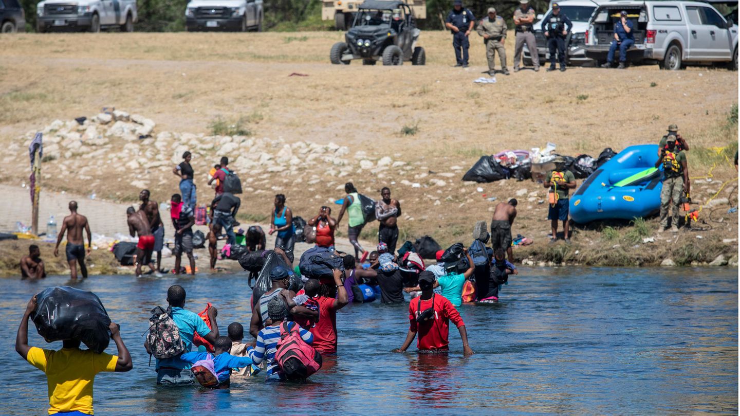 Migranten, die meisten aus Haiti, überqueren den Rio Grande von Ciudad Acuña, Mexiko, in Richtung Del Rio, Texas