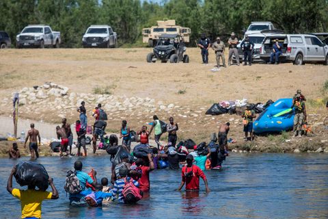 Migranten, die meisten aus Haiti, überqueren den Rio Grande von Ciudad Acuña, Mexiko, in Richtung Del Rio, Texas