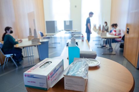 Nordrhein-Westfalen, Kamen: Desinfektionsmittel und Masken liegen in einem Wahllokal bereit