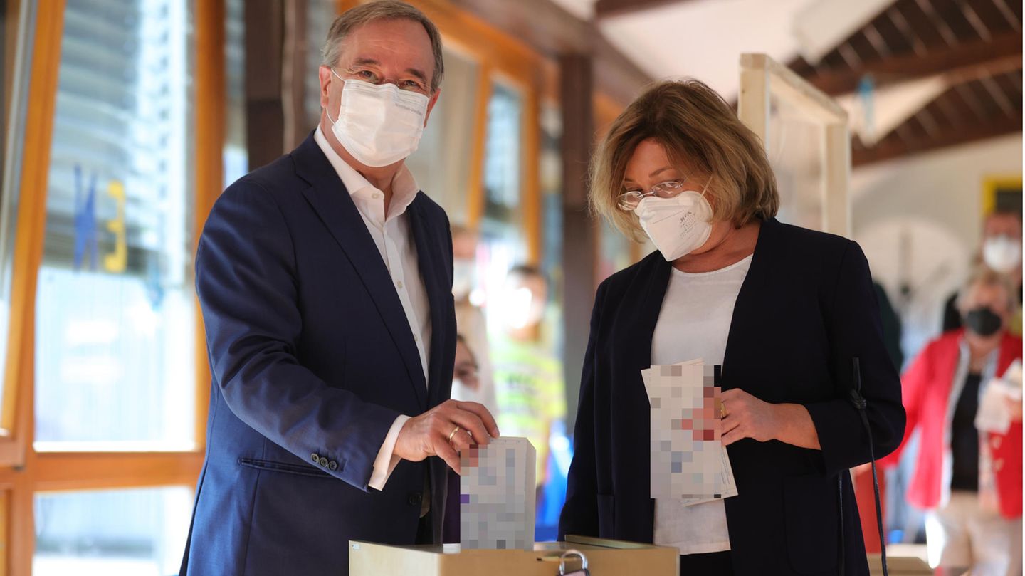 Bundestag election: Laschet folds ballot incorrectly at the polling station