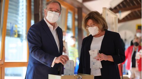 CDU-Kanzlerkandidat Armin Laschet (l.) gibt zusammen mit seiner Frau Susanne seinen Wahlzettel zur Bundestagswahl ab
