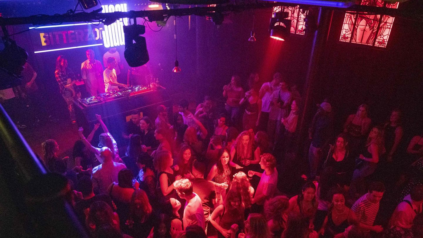 Feiernde in der Diskothek Bitterzoet in Amsterdam