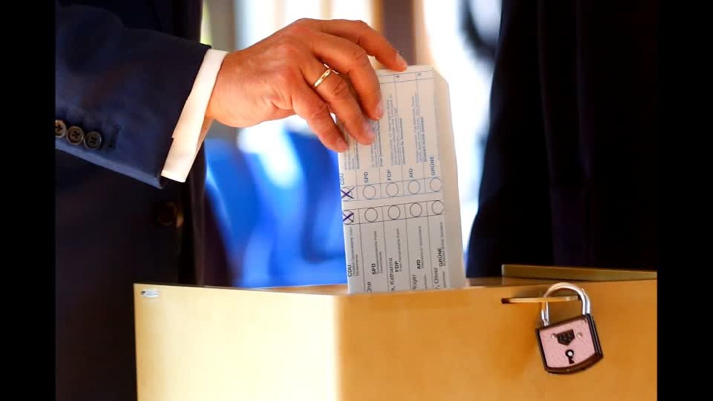 Federal election 2021: Armin Laschet folds ballot paper incorrectly