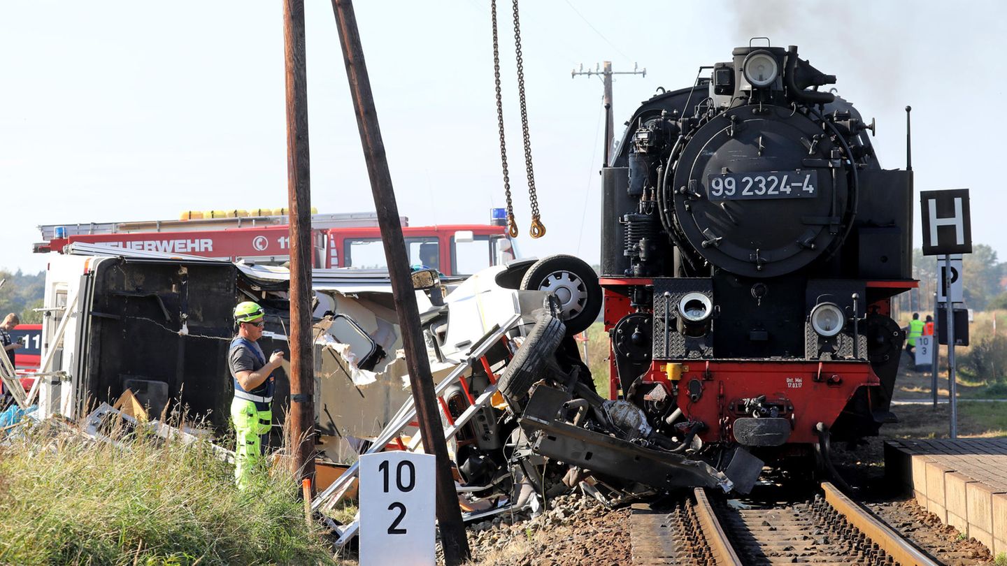 Nach der Kollision der Kleinbahn Molli mit einem Wohnmobil erfolgen die Bergungsarbeiten für die Fahrzeuge