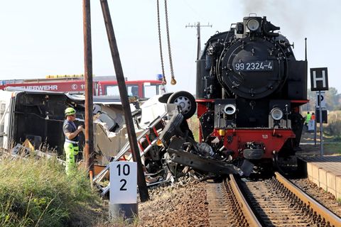Nach der Kollision der Kleinbahn Molli mit einem Wohnmobil erfolgen die Bergungsarbeiten für die Fahrzeuge