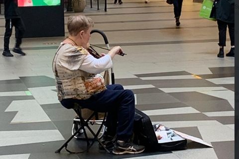 Rentnerin spielt Geige